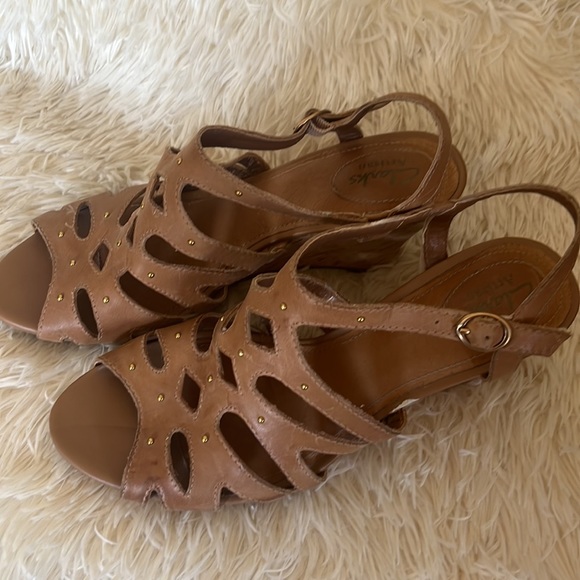 Clark Artisan Shoes sz 81/2 Tan light Brown Leather Sandal Studded cork wedge - Picture 4 of 5